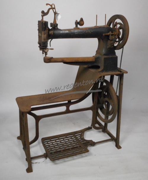  Oude industriele naaimachine